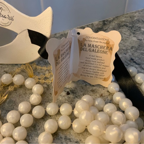 Handmade in Italy, masquerade mask, made in silver with crystals, pearls etc. - Picture 6 of 8